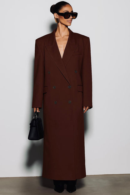 Cappotto ISABELLA  lungo dal taglio sartoriale con design doppiopetto e spalle strutturate. Elegante e versatile, perfetto per completare look sofisticati nelle giornate più fredde.