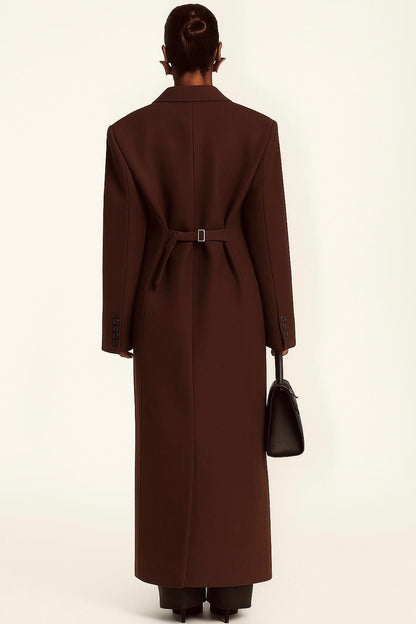 Cappotto ISABELLA  lungo dal taglio sartoriale con design doppiopetto e spalle strutturate. Elegante e versatile, perfetto per completare look sofisticati nelle giornate più fredde.