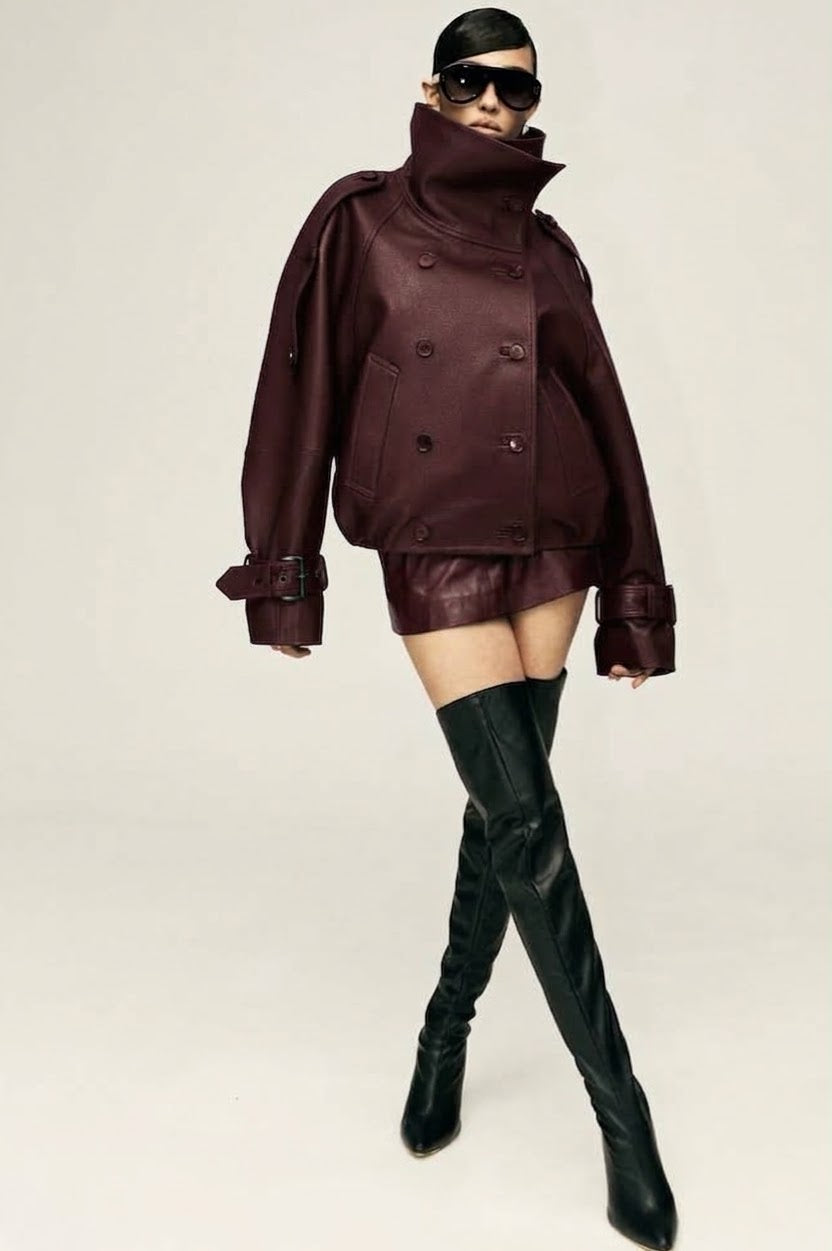 Eleva il tuo stile urbano con questo iconico giubbotto biker bomber oversize. Un capo che fonde la grinta della giacca in pelle al design d'avanguardia: caratterizzato da un imponente collo alto strutturato, allacciatura al petto