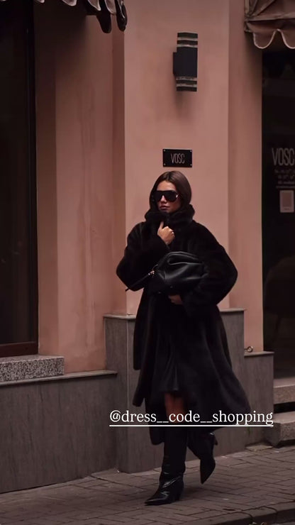 Pelliccia ecologica Vanessa Eleganza senza tempo e comfort assoluto.La pelliccia“Vanessa” è realizzato in morbida eco-pelliccia visone premium, con cintura in vita che valorizza la silhouette e dona un tocco raffinato e sofisticato.