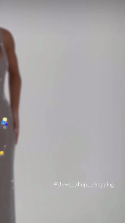 Abito Lola è una creazione unica realizzata in rete stretching premium, impreziosita da strass hotfix.