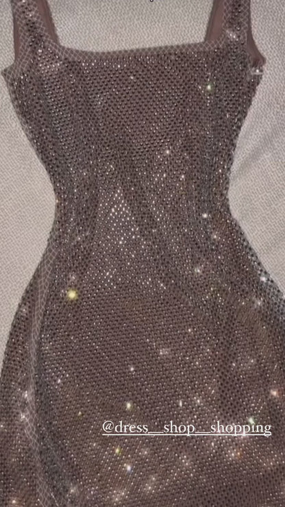 Abito Lola è una creazione unica realizzata in rete stretching premium, impreziosita da strass hotfix.