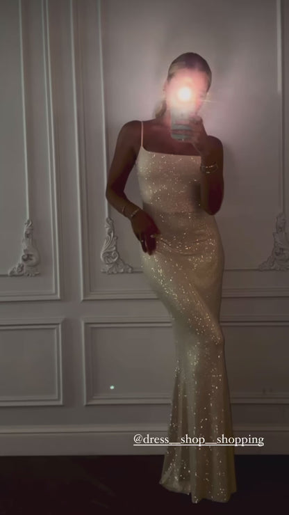 Vestito Sharon è l'abito lungo perfetto per le tue serate speciali. Con le sue paillettes scintillanti e le bretelle sottili regolabili, ti farà risplendere e sentire a tuo agio