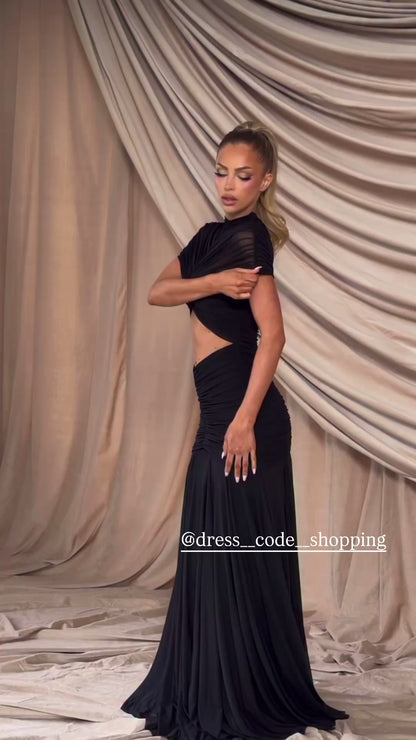 Abito Martina lungo elegante realizzato in tessuto leggero e drappeggiato che valorizza la silhouette. Design sofisticato con top incrociato effetto cut-out e gonna fluida a sirena.