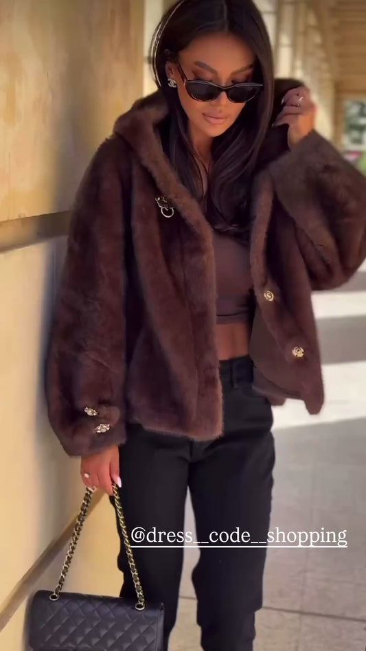 Pelliccia LUNA avvolgiti nel lusso eco-pelliccia in visone Morbida, calda e raffinata, è il capo ideale per aggiungere un tocco di eleganza ai look invernali. Il taglio oversize e il colore marrone intenso la rendono un must-have senza tempo.